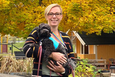 Liisa Bernadt, biträdande rektor för Palettens förskola tillsammans med hennes hund, som jobbar som social tjänstehund på förskolan.