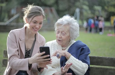 Två personer tittar på en mobil tillsammans