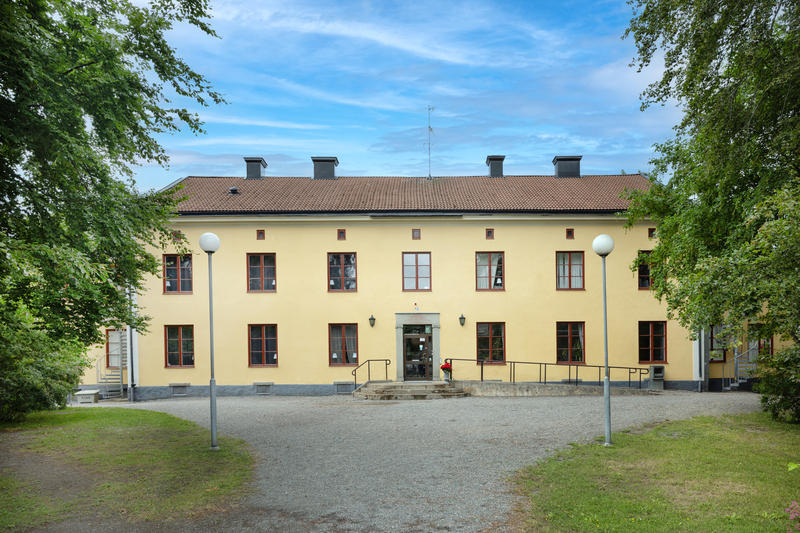 Montessoriskolan Gustafslund, gul byggnad.