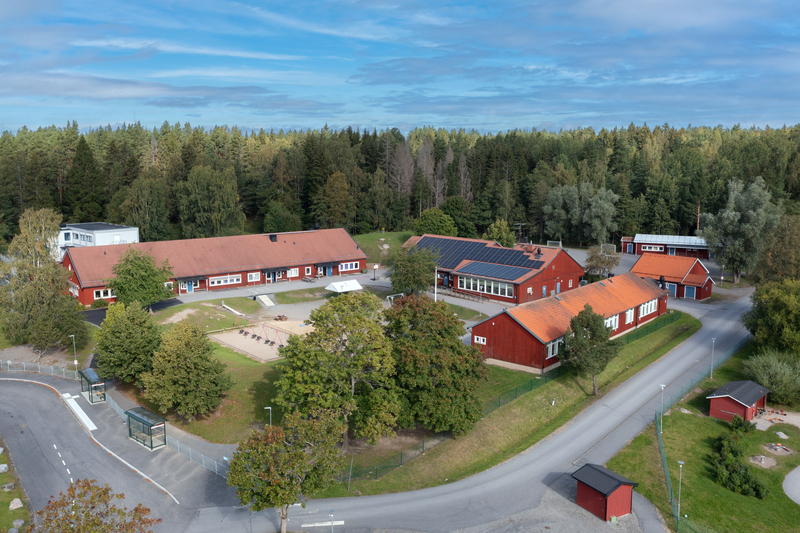 Drönarbild över Frötuna skola, röda byggander.