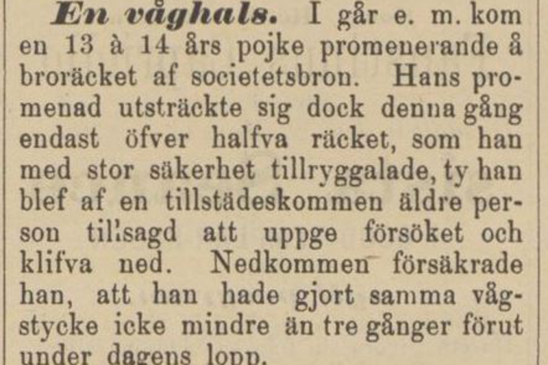 Notis från Norrtelje tidning 1892-03-23. Notisen beskriver hur en tonårspojke promenerade på broräcket på societetsbron.