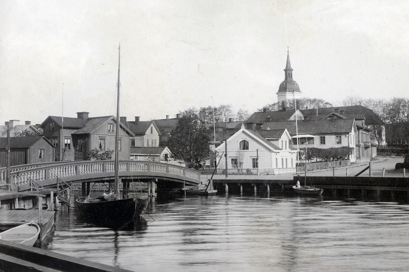 Historisk svartvit bild som visar den tidigare Hamnbron i Norrtälje.