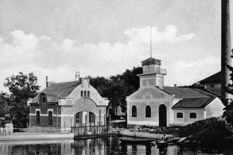 Historisk bild på Gröna ön, två byggnader vid Norrtäljeån. Det ena är Elektricitetsverket.