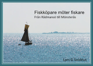 En skärgårdsskuta kommer lastad.