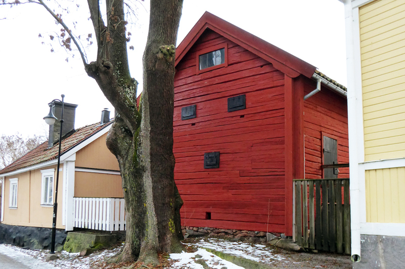 Magasinet ligger längs Norrtäljeån och är en röd fyrkantig träbyggnad i två våningar.