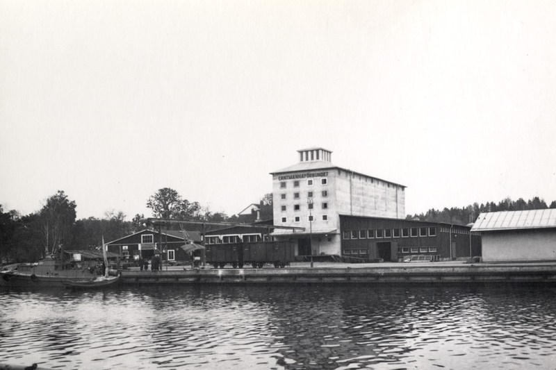 Historisk bild som visar hamnen där spannmålssilosarna stod i Norrtälje.