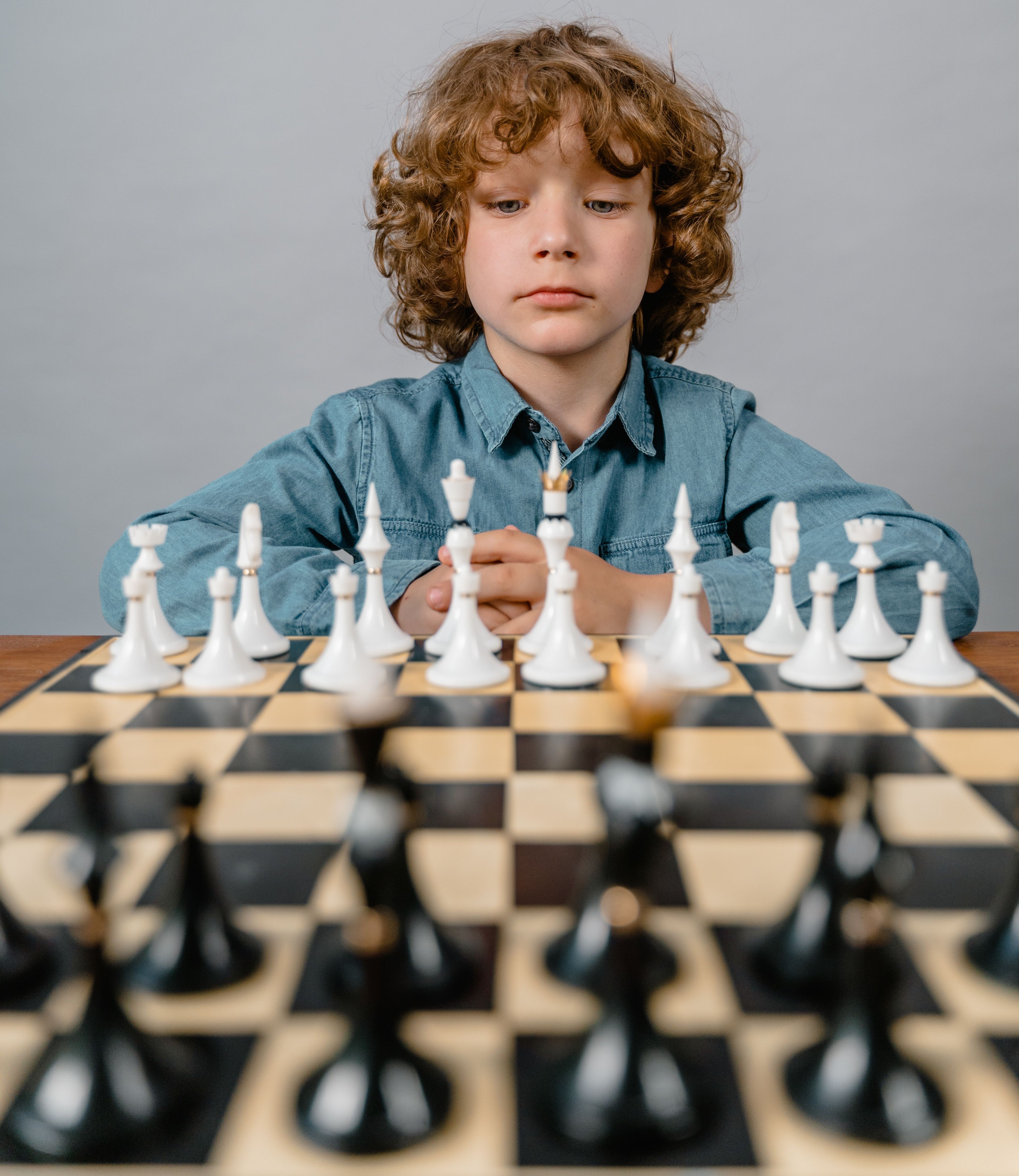 barn som spelar schack