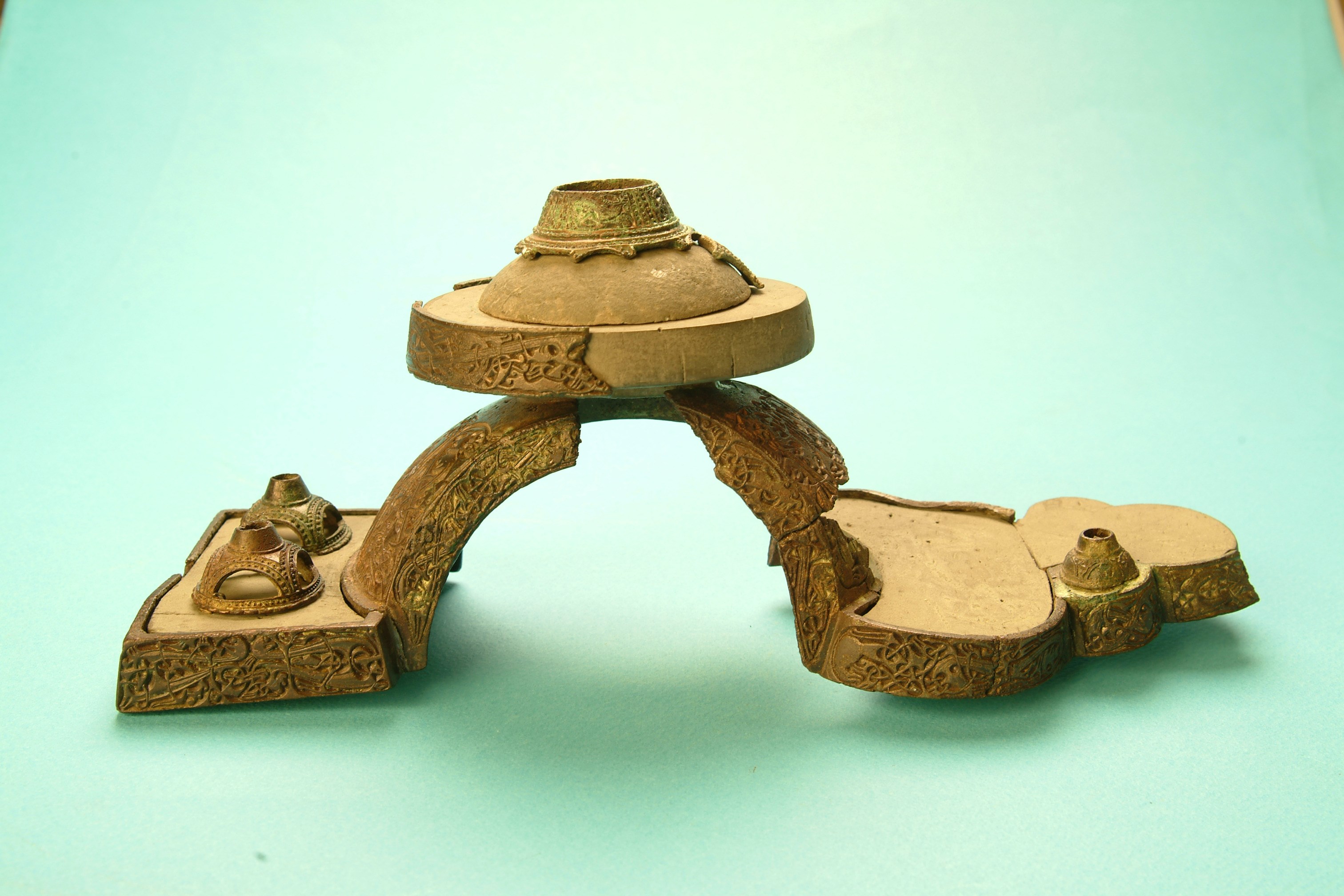 Ryggknappspänne funnet i en grav vid Kåsta, Roslags-Bro socken, Norrtälje kommun.