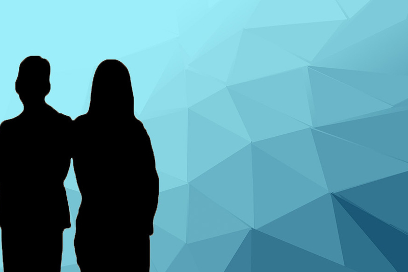Illustration med två siluetter som står mot en blå bakgrund. 