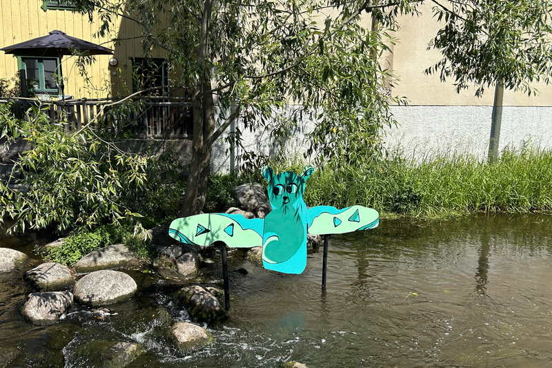 En grön figur placerad i Norrtäljeån