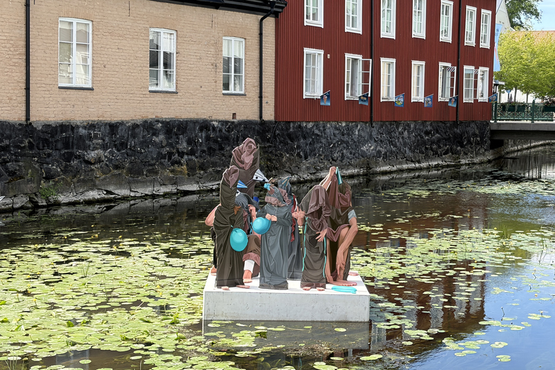 Ett betongfundament med konstverket Igelfesten