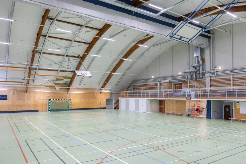 Sporthall med fotbollsmål