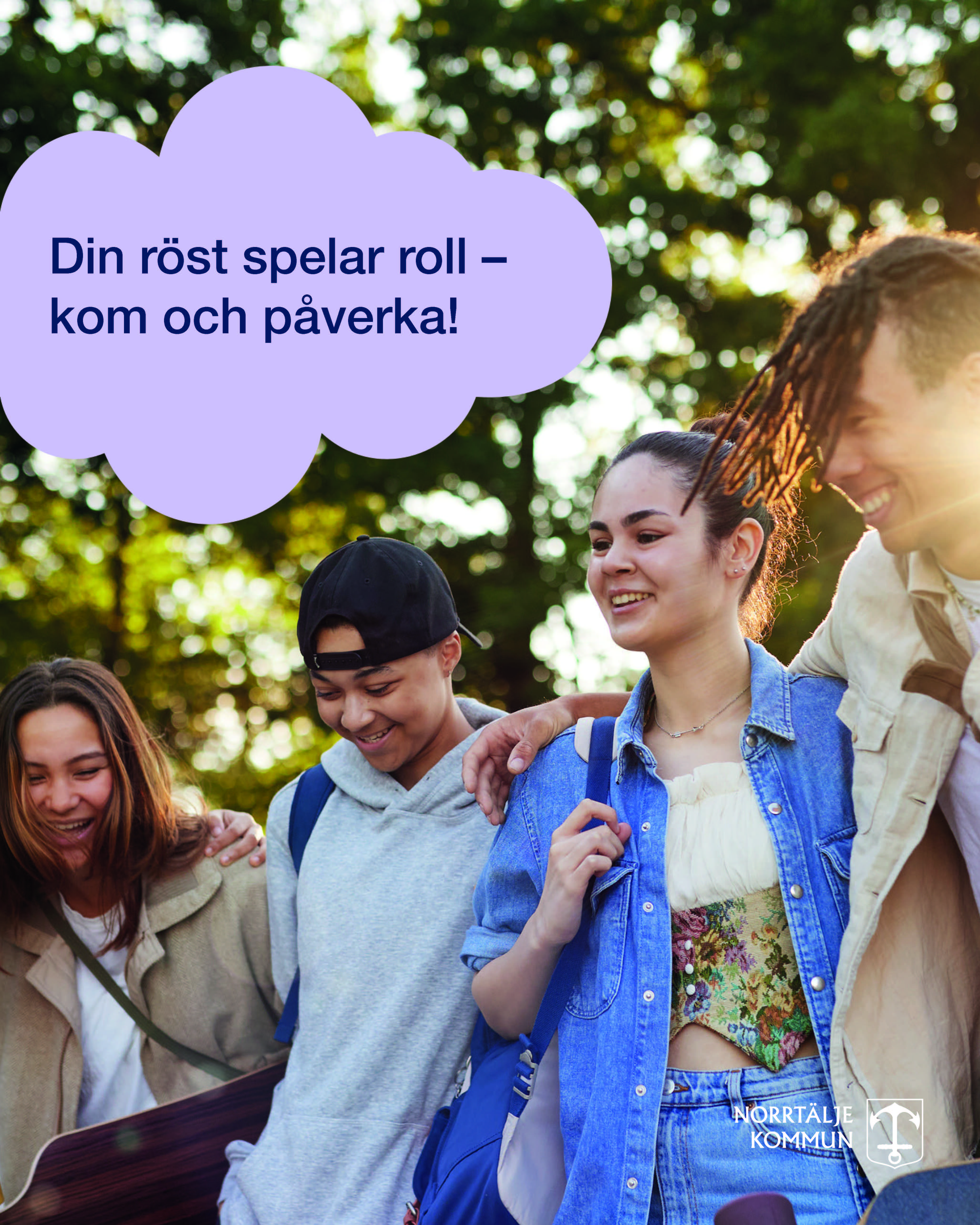 Fyra ungdomar står utomhus i solen under växtlighet/träd i en parkliknande miljö och tittar leende mot ett gemensamt mål utanför bild. På fotot står texten Din röst spelar roll- kom och påverka! I nedre högra hörnet syns Norrtälje kommuns logga.