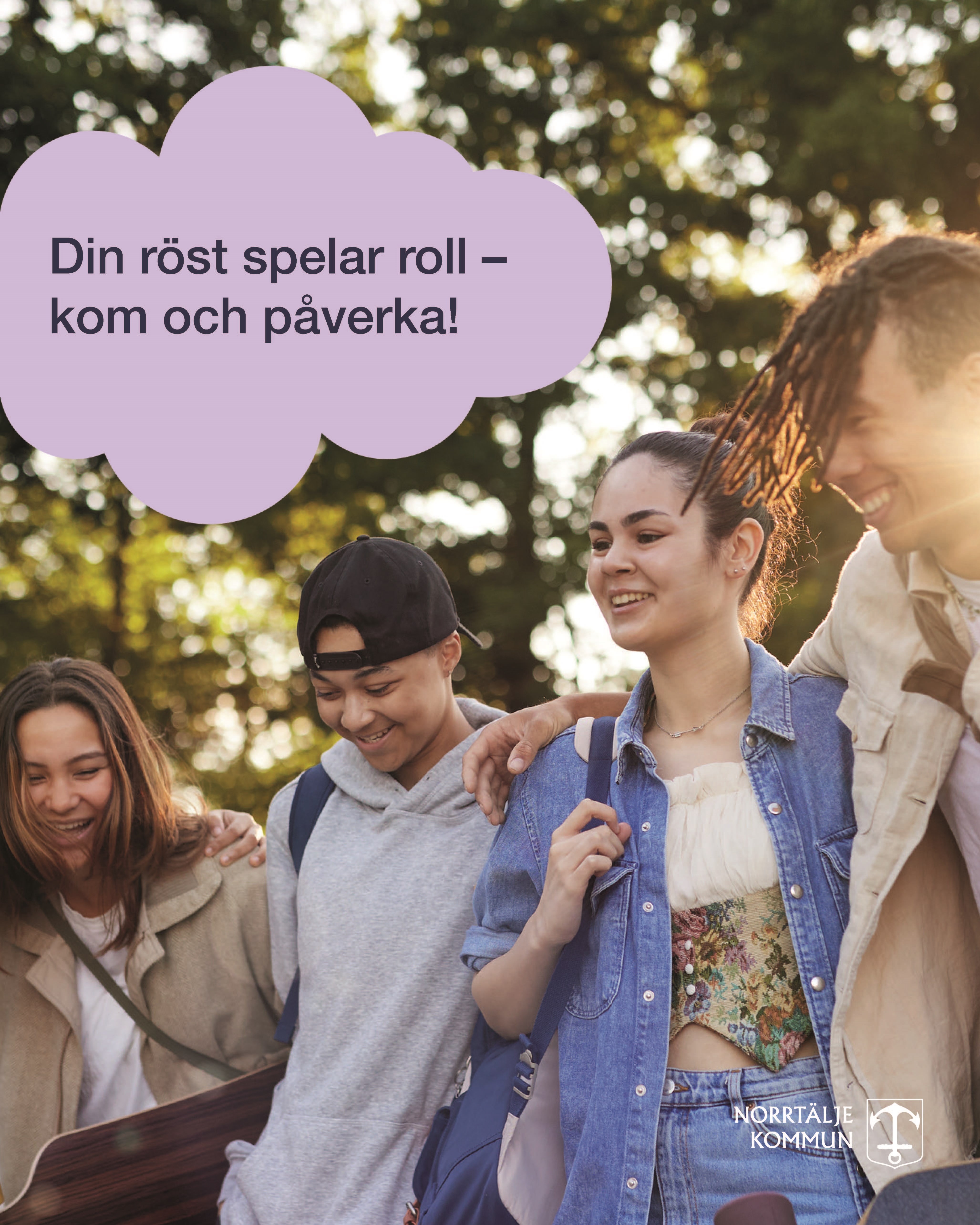 Fyra ungdomar står utomhus i solen under växtlighet/träd i en parkliknande miljö och tittar leende mot ett gemensamt mål utanför bild. På fotot står texten Din röst spelar roll- kom och påverka! I nedre högra hörnet syns Norrtälje kommuns logga.