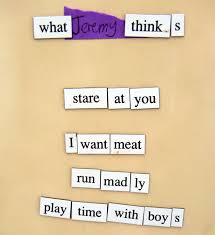 En bild på ord som ligger på ett bord.