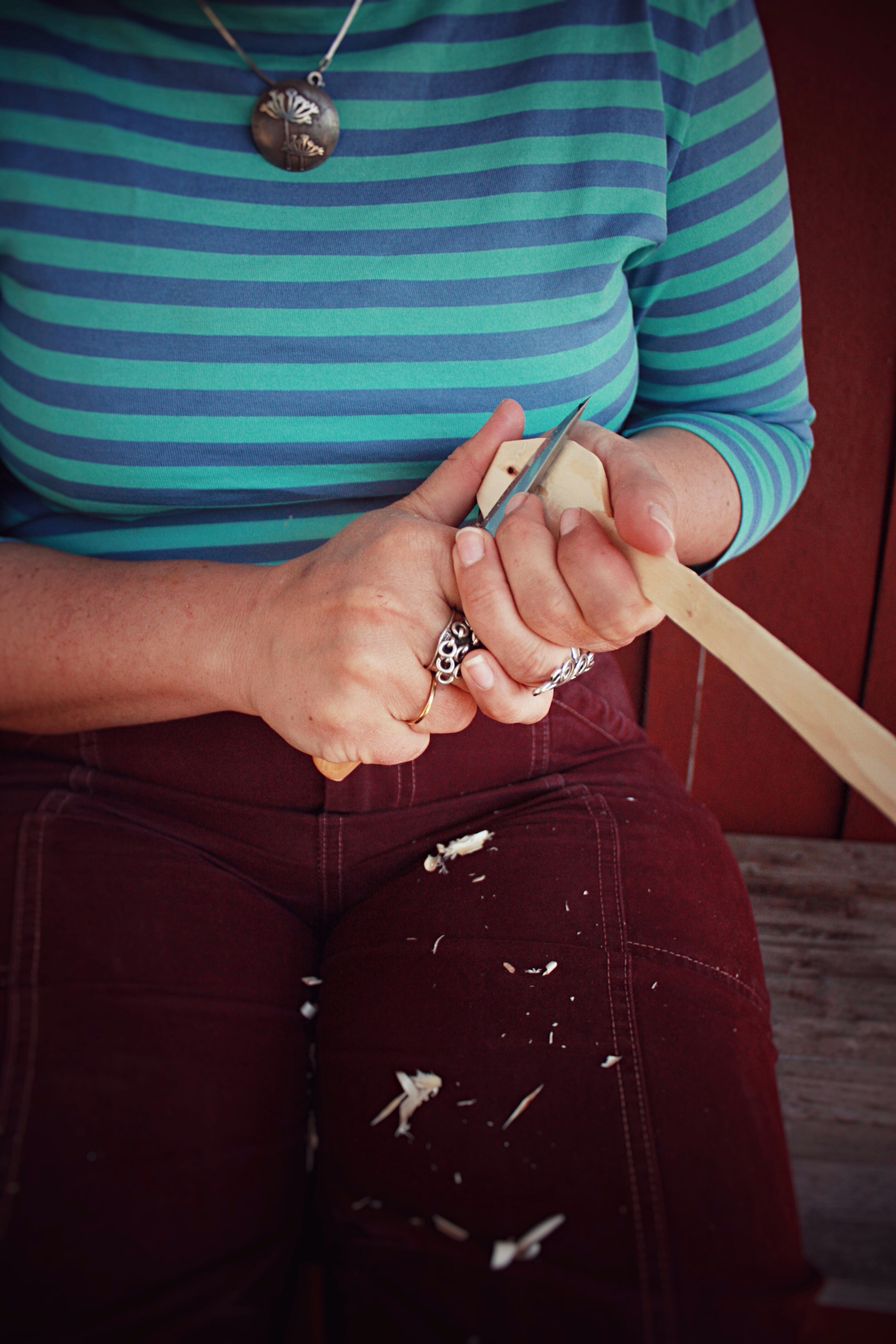 En kvinna som täljer