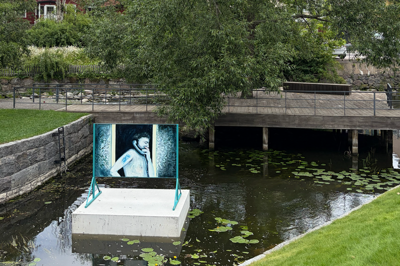 Konstverk placerat på ett betongfundament i Norrtäljeån