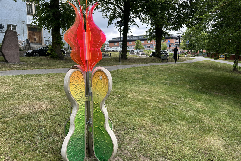 Konstverk i färgerna grönt, gult och rött