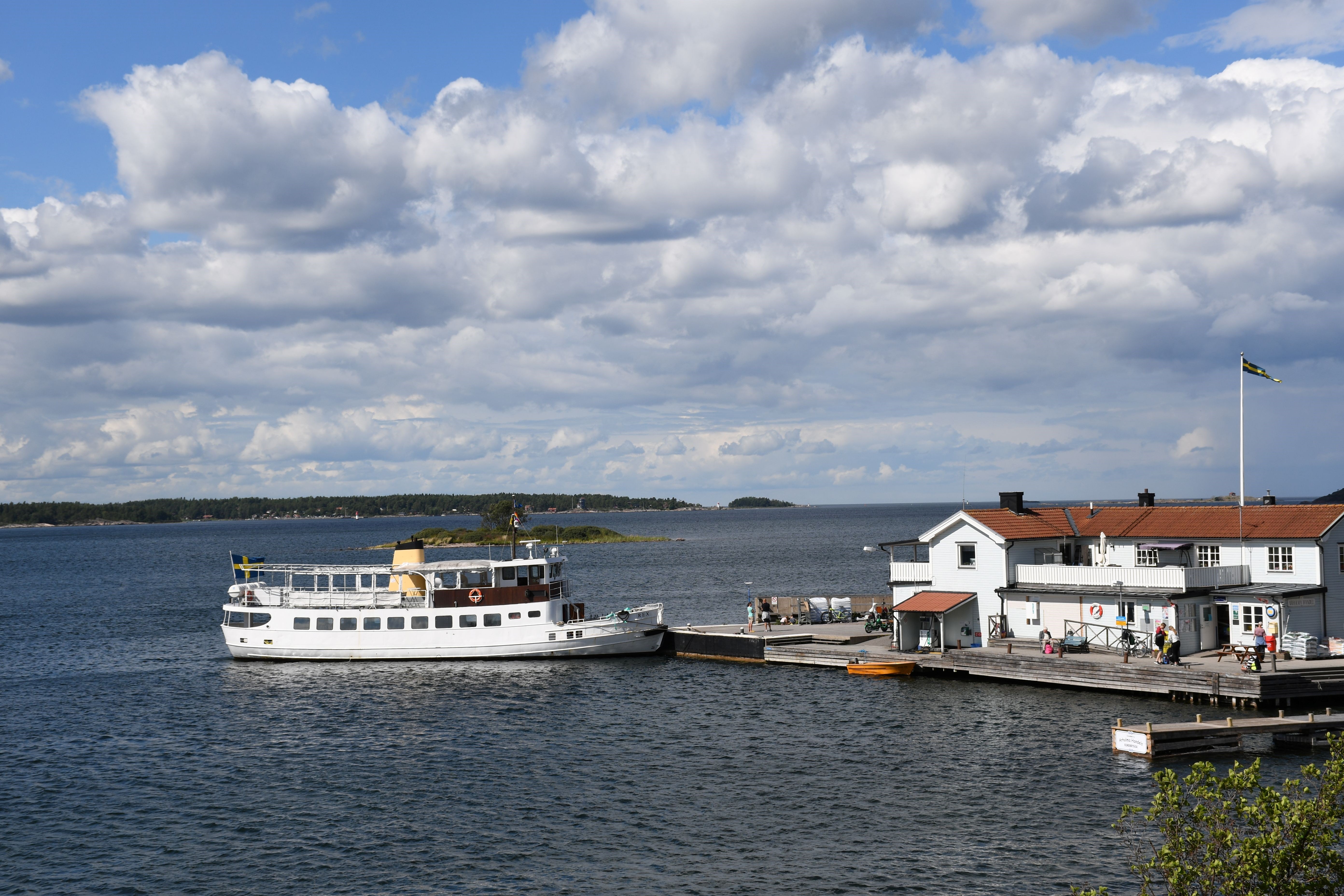 M/S Rex i hamnen på Arholma