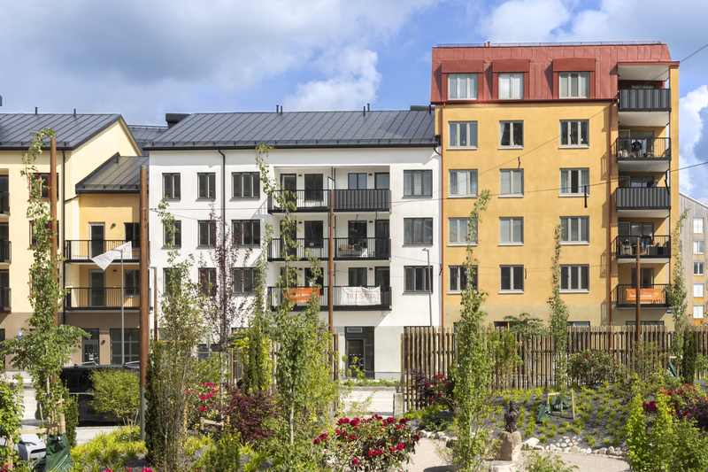 Bild p&aring; l&auml;genhetshus med en gr&ouml;n park i f&ouml;rgrunden