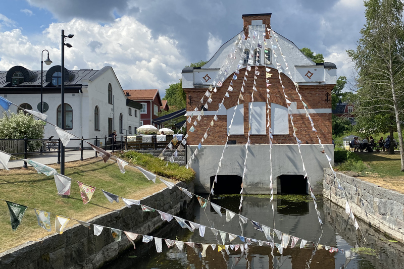 Näsdukar hänger som ett flaggspel över Norrtäljeån