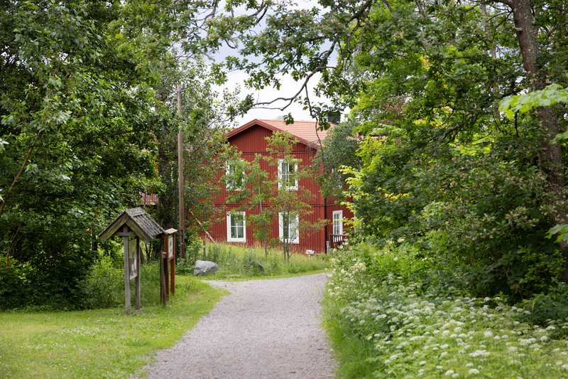 Grusv&auml;g som leder fram till ett r&ouml;tt hus
