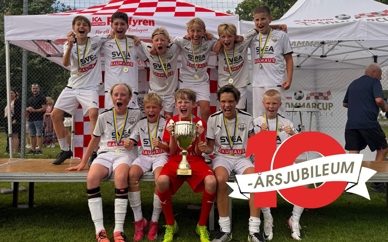 Glada killar i ungdomsfotbollslag, guldvinnare på prispallen. Utomhus, sommar.