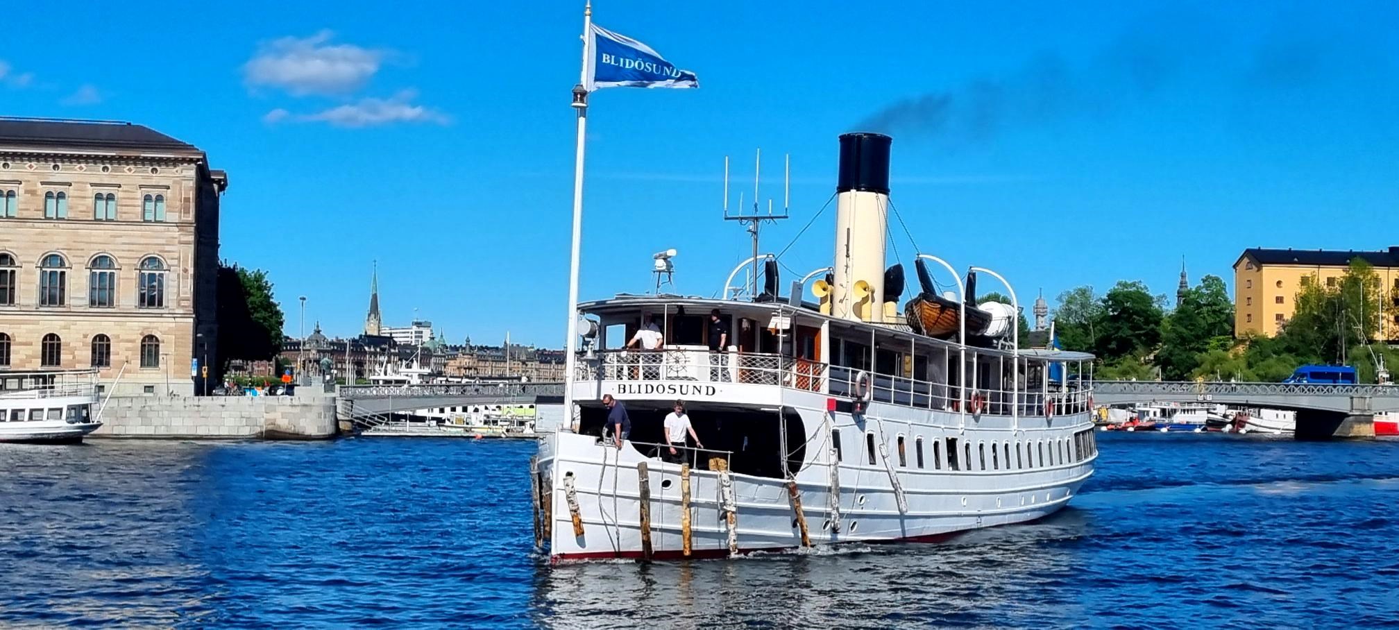 På bilden syns S/S Blidösund i vattnet på väg in till Stockholm. I bakgrunden syns Nationalmuseum och Skeppsholmsbron.