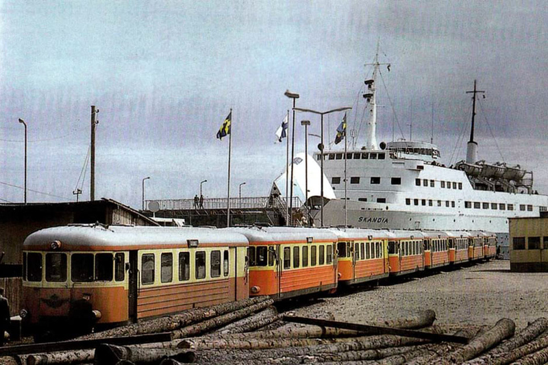 Historisk bild som visar ett fartyg och tåg. Bild från 1961 eller 1962.