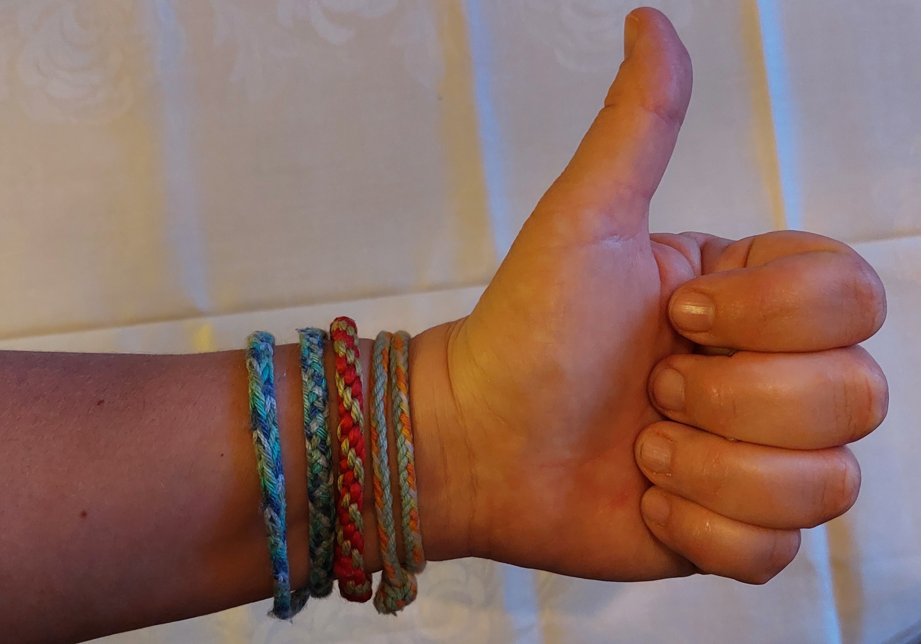 Olika möjliga armband som kan flätas.