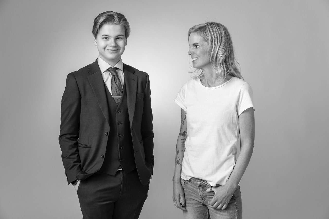 Svartvit bild på föreläsaren Charlie och hennes son Manne.