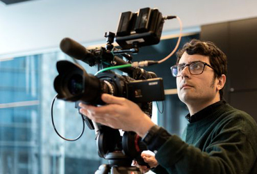 Fokuserad filmfotograf i arbete