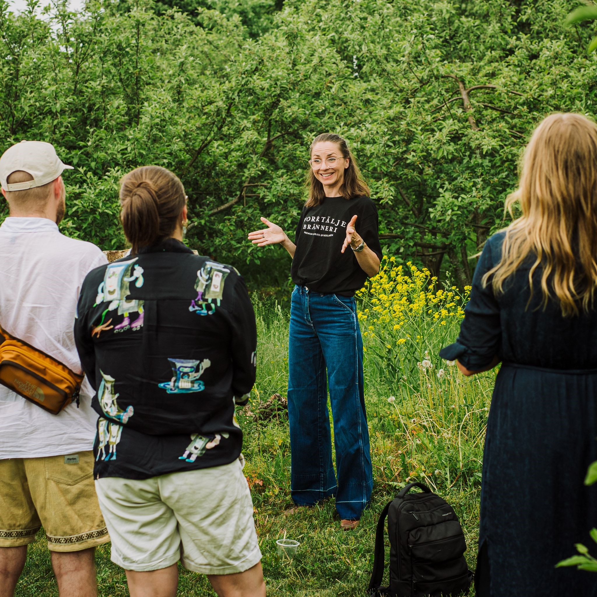Anna står och pratar om vår verksamhet inför en grupp gäster
