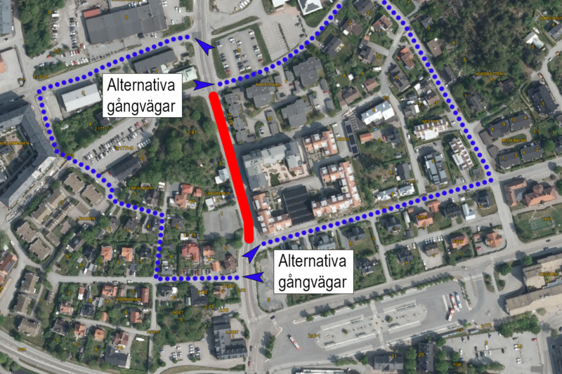 Ett flygfoto med r&ouml;d markering f&ouml;r avst&auml;ngd gata och bl&aring; markering f&ouml;r alternativa v&auml;gar