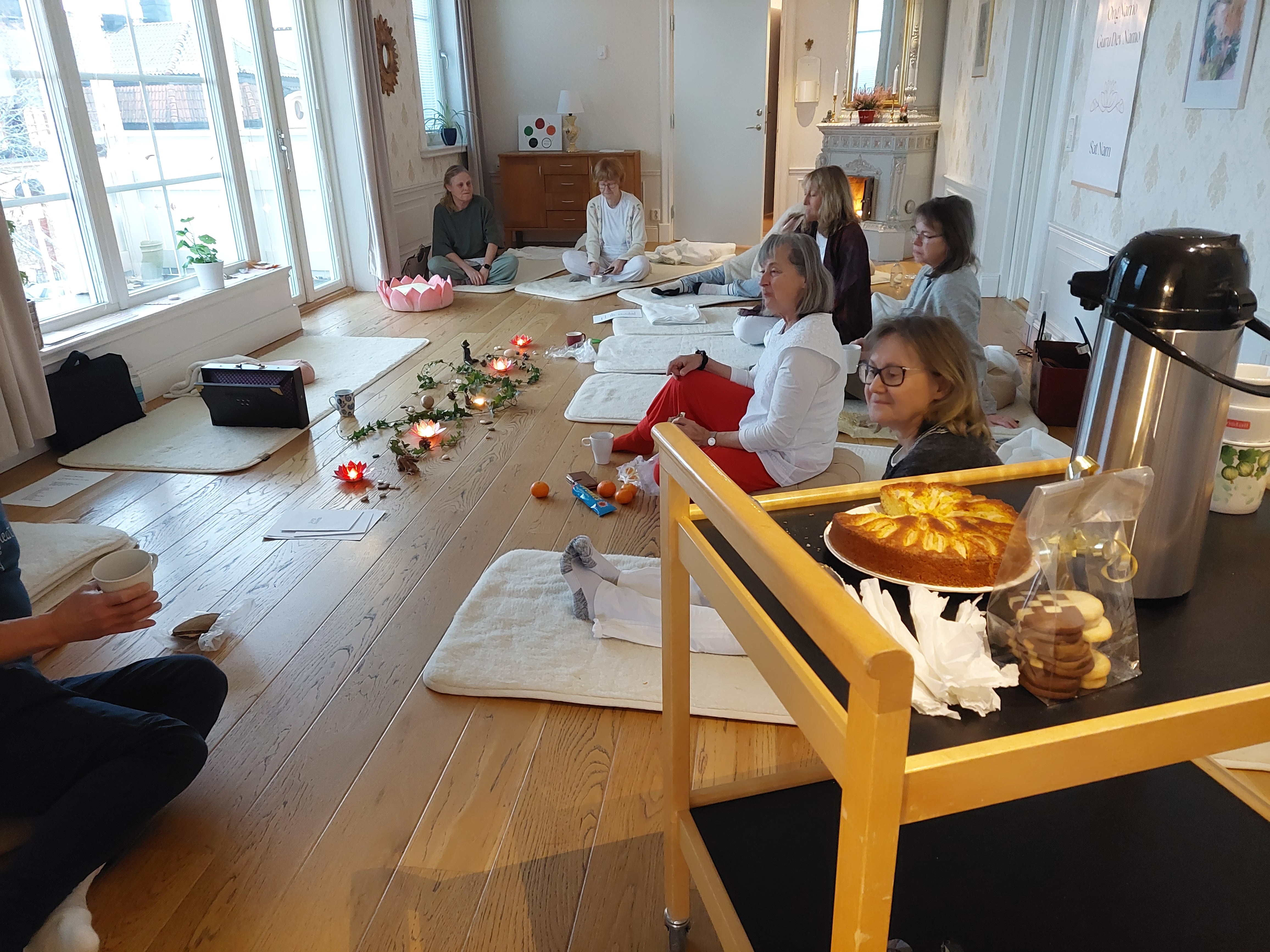 Yogasalen med deltagare under yogaevent.