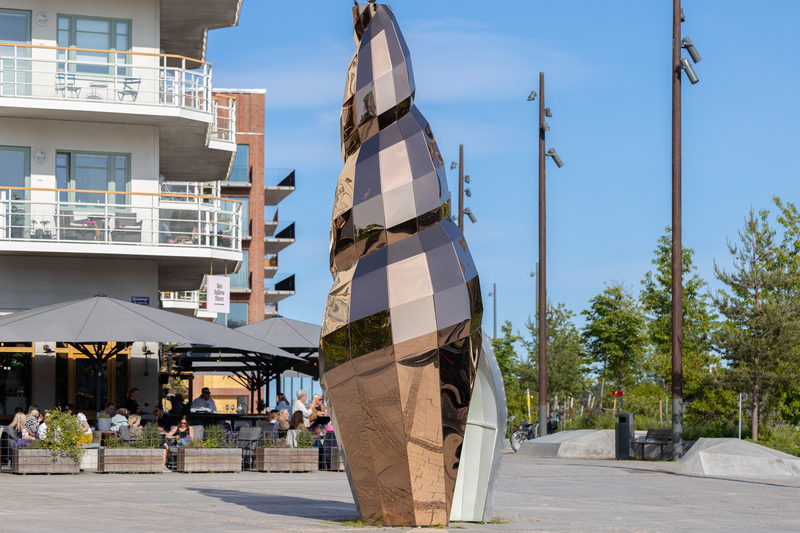 Solsnäckan, en sju meter hög skulptur av en snäcka, i Norrtälje hamn