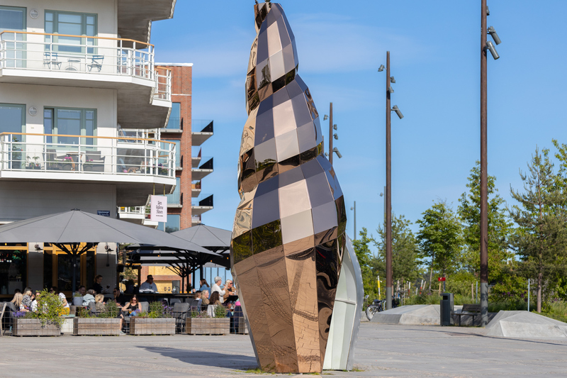 Solsnäckan, en sju meter hög skulptur av en snäcka, i Norrtälje hamn