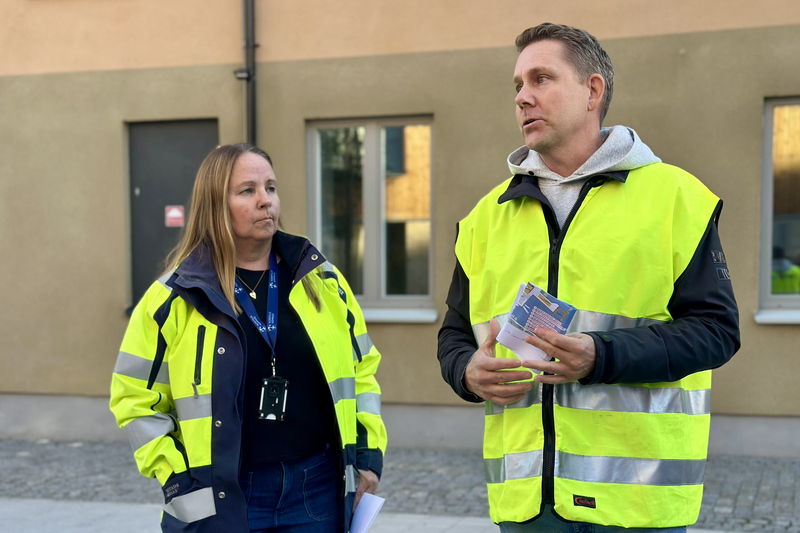 En man och en kvinna i varseljackor som håller en guidad tur