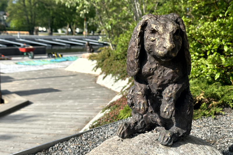 Skulptur av en kanin. I bakgrunden syns ytterligare en kanin.