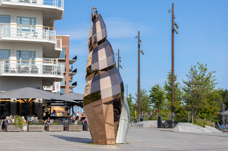 Solsnäckan, en sju meter hög skulptur av en snäcka, i Norrtälje hamn