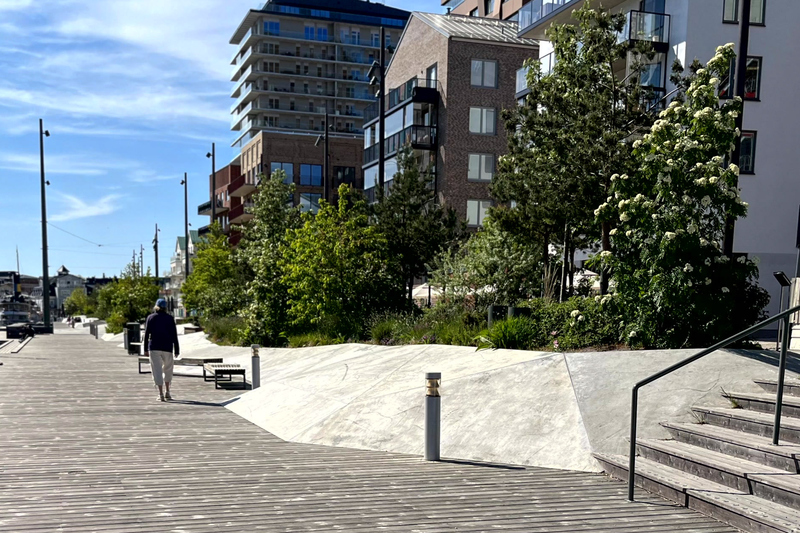 Klippor i betong längst strandpromenaden