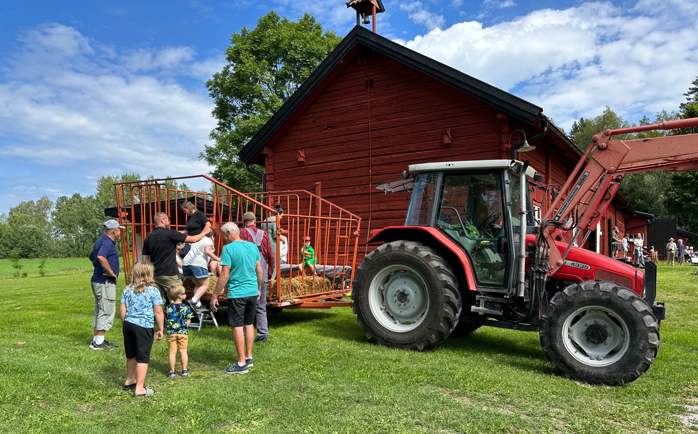 Traktor med balvagn redo för åktur