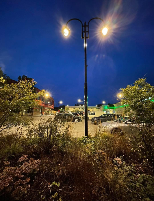 Stora droppformade lampor på en parkering vid hallstaviks torg