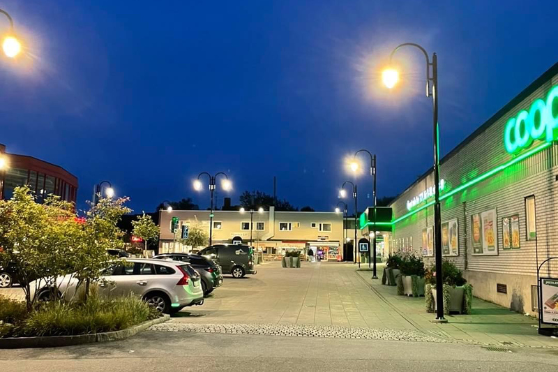 torg och matvarubutik med belysning utanför