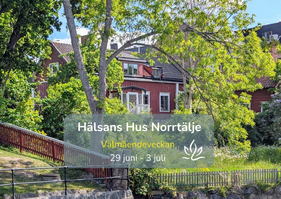 Hälsans Hus; ett rött hus med vita knutar med en lummig trädgård 