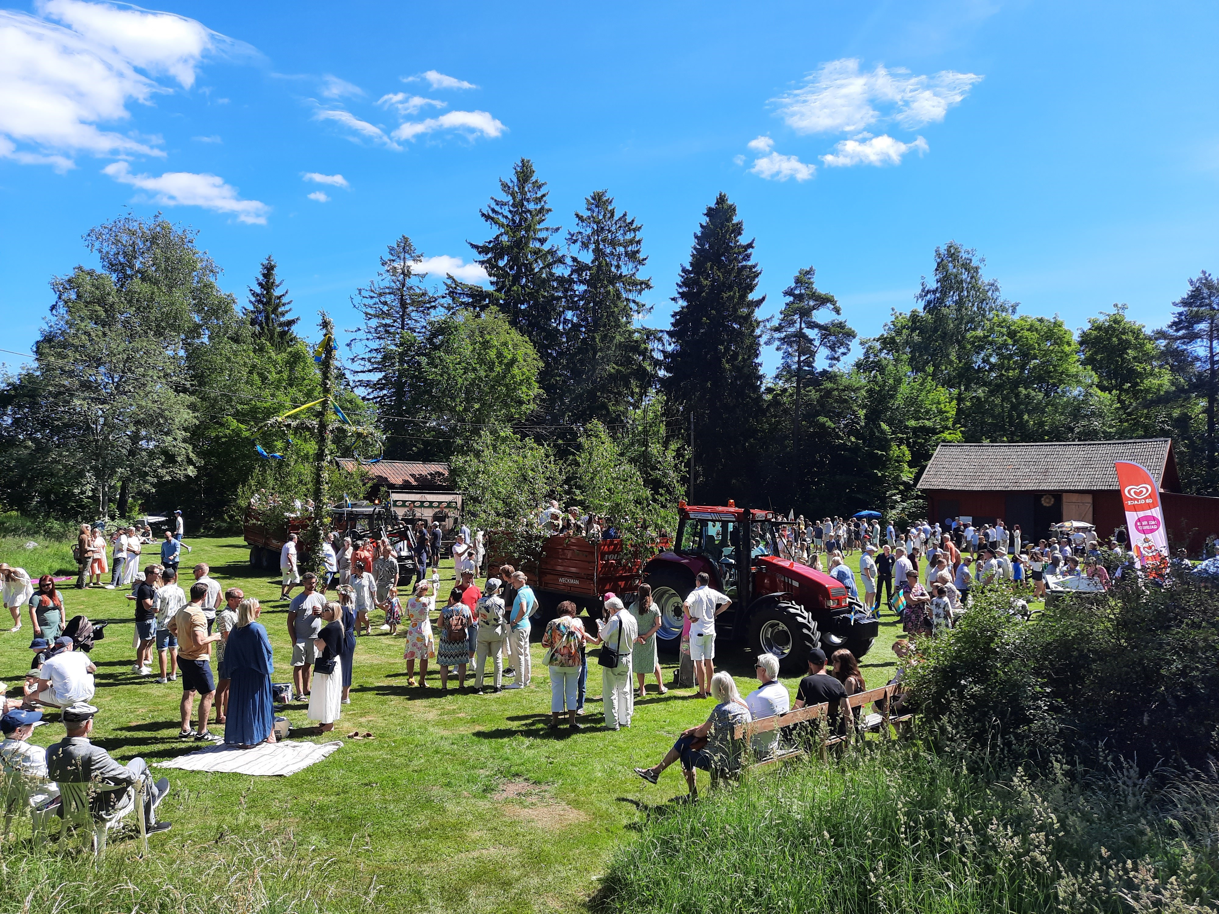 Åker höskrinda innan dansen