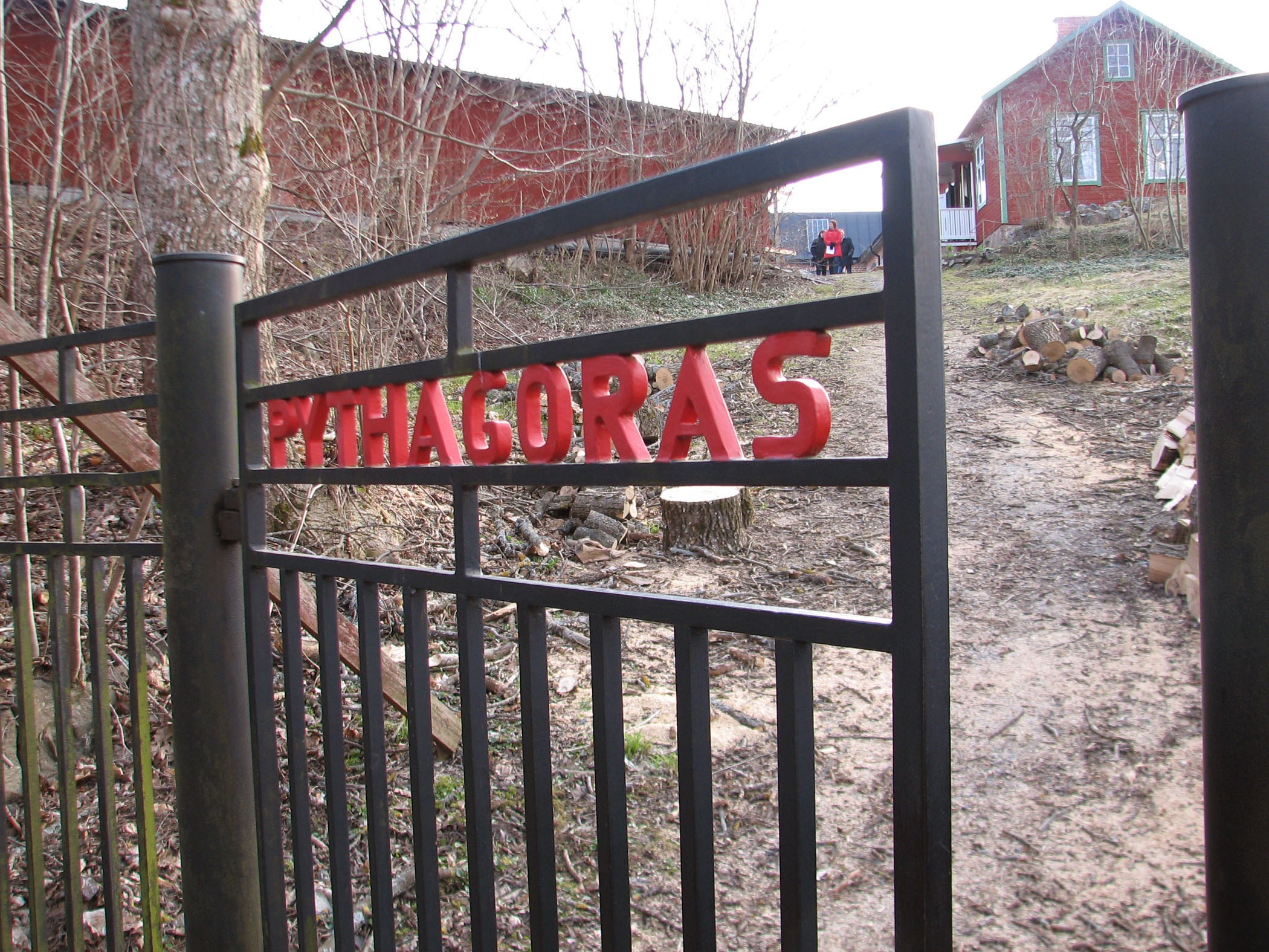 Grinden och backen upp till Pythagoras gårdsplan. Foto A Djerf.