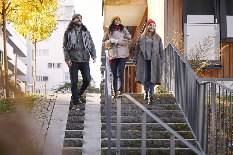 Personer p&aring; h&ouml;stpromenad