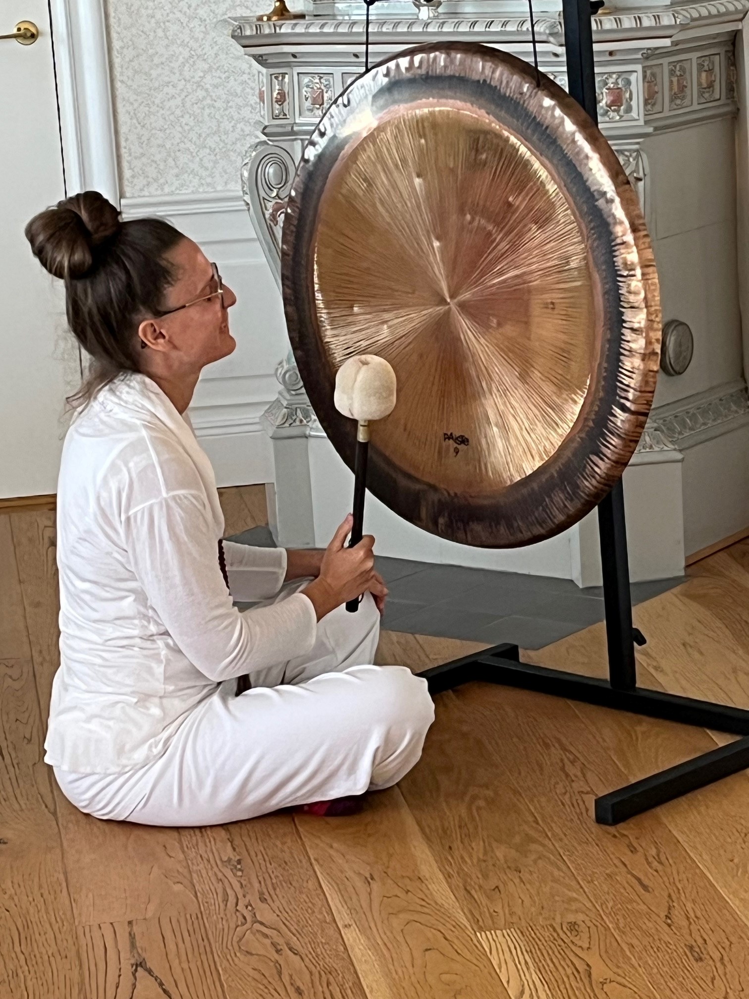 Annette spelar gong.