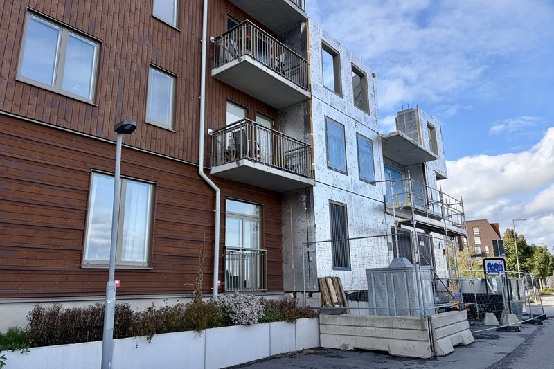 Flerbostadshus d&auml;r halva huset &auml;r klart och halva huset h&aring;ller p&aring; att byggas. Det &auml;r byggstaket runt det som h&aring;ller p&aring; att byggas.